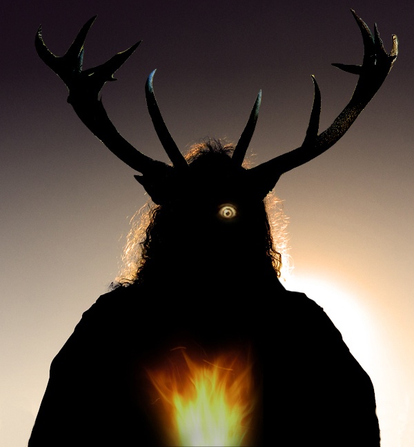 Un silhouette humaine sombre avec des cornes de cerf et un feu devant lui... C'est Cernunnos. Ode à Cernunnos.