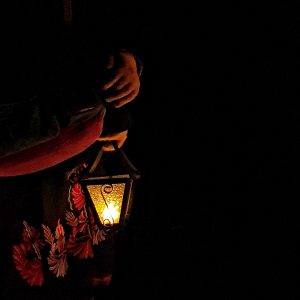 Lanternes en l'honneur d'Ahes en procession dans la nuit